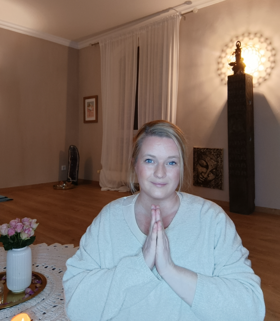 Frau im Yoga Studio